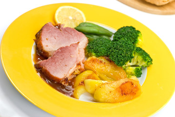 Schweinebraten mit Bratkartoffeln  und Baguette