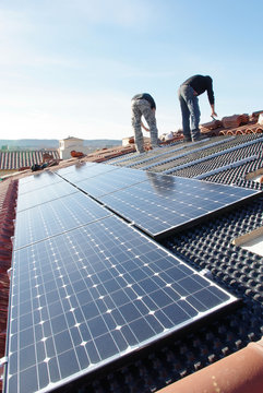 Panneaux solaires install&eacute;s sur votre toit