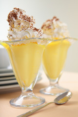 Vanilla puding with wipped cream