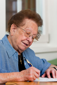 Seniorin schreibt einen Brief