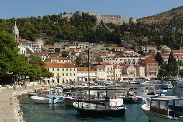 Fototapeta na wymiar Hafenpromenade w Hvar, Dalmatien