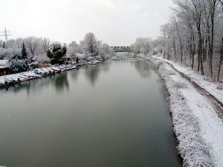 Flusslandschaft im Winter
