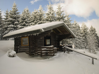 verschneite Wanderhütte