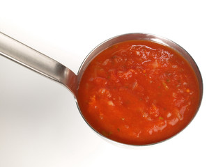 Tomatensauce in der Schöpfkelle