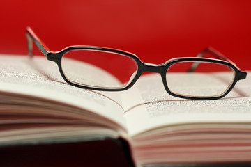 Brille auf Buch