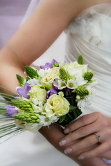 Obraz na płótnie Canvas bride with bouquet