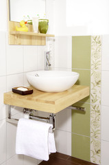 Waschtisch mit Deko - Handtuch - Seife