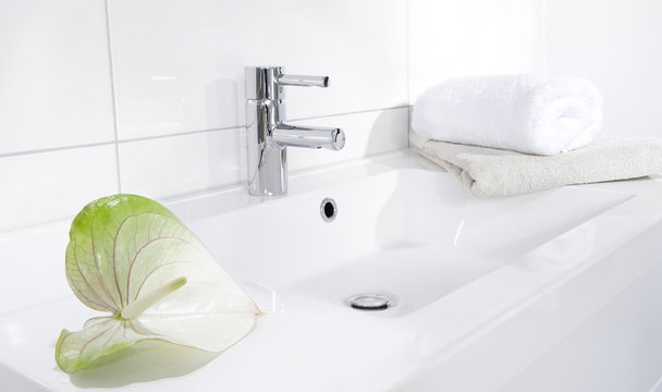 Waschbecken mit Armatur - Handtuch und Blume -Anthurien