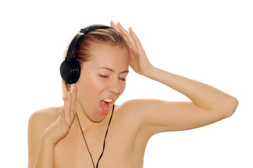 Naklejka premium happiness young women in headphones and listening music