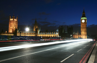 Obraz na płótnie Canvas Podróż przez Londyn w nocy