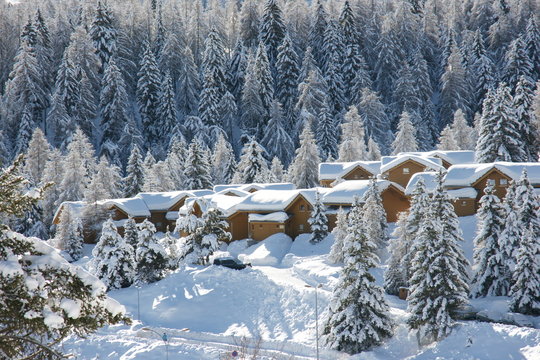 village dans la montagne enneig&eacute;e