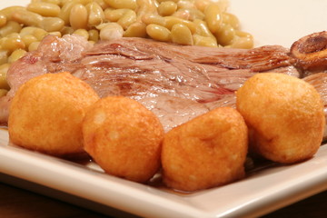 gigot de mouton , flageolets et pommes dauphines