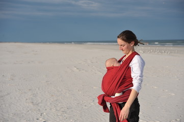 maman et enfant sur la plage