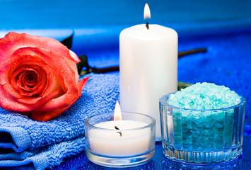 Obraz na płótnie Canvas Spa essentials (candles, towel, salt and flower)