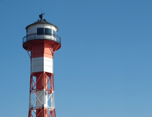 Leuchtturm vor blauem Himmel