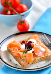 lachshäppchen und frische tomaten als deko