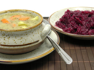 Mahlzeit bestehend aus Gemüseeintopf und Rotkohl