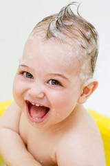 Bebé sonriendo bañándose