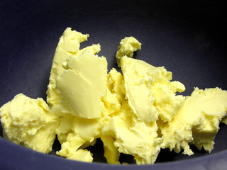 Margarine in einer blauen Schüssel