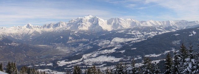 Panorama massif du Mont Blanc et vallée en hiver