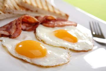 Petit déjeuner - toasts, œufs, bacon