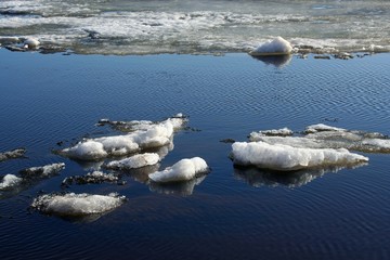Drifting Ice on river © elen_studio