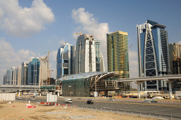 Fototapeta na wymiar Budowa na Sheikh Zayed Road w Dubaju. Styczeń 2009