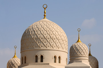 Obraz premium Cupolas of the Jumeirah Mosque in Dubai
