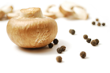 Champignions mit schwarzen Pfefferkörnern