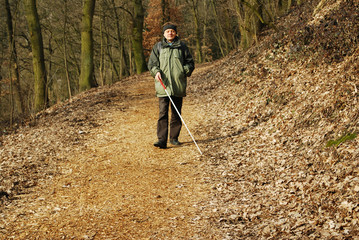 Blinder Mann spaziert im Wald