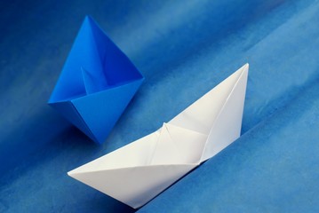 origami - bateaux au milieu de l'océan