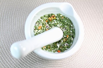 kräuter und gemüse in mörser