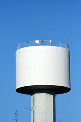torre di comunicazione con antenne