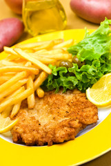 Paniertes Wiener-Schnitzel mit Gemüse und Pommes Frites