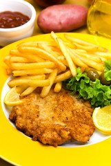 Paniertes Wiener-Schnitzel mit Gemüse und Pommes Frites