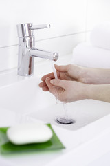 Hände Waschen im badezimmer 2