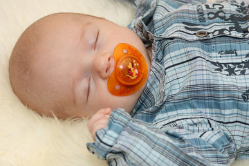 Baby auf Lammfell