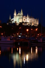 Fototapeta na wymiar Katedra w Palma de Mallorca