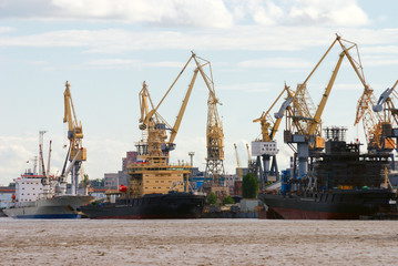 Sea port cranes