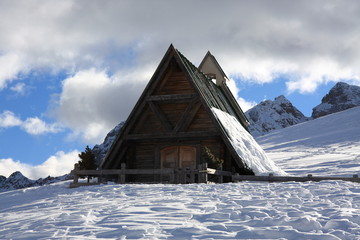 MONTAGNA INNEVATA