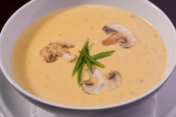 Cream soup with mushrooms and onion