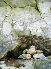 Naklejka premium Inuksuk in small cave