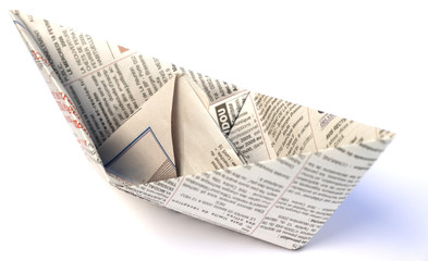 petit bateau en papier journal