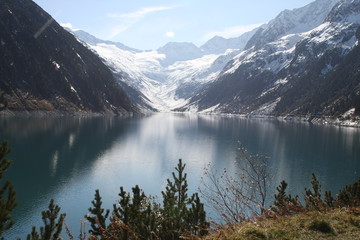 Stausee mit Bergen