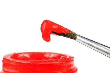 Pinsel mit roter Farbe und rotem Farbtopf
