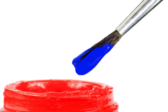 Pinsel mit blauer Farbe und rotem Farbtopf
