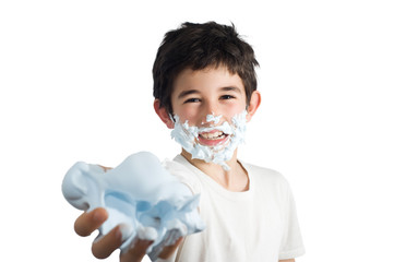 Bambino che gioca a radersi la barba