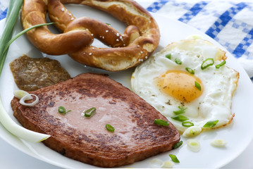 Leberkäse mit Spiegelei