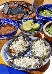 Sopes con queso y tacos de barbacoa. México