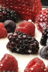 Frutti di bosco nel latte